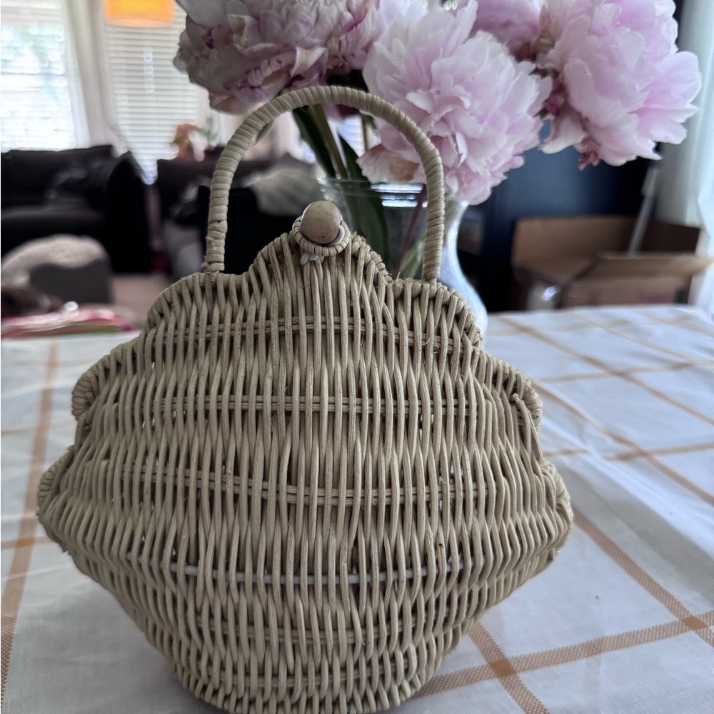 Beige Woven Shell-Shaped Handbag